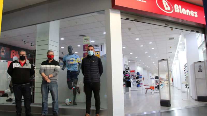 Los aficionados ya pueden encontrar la ropa oficial del CD El Ejido Futsal en Deportes Blanes