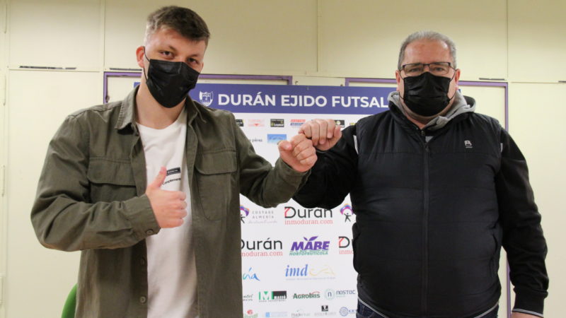 Cristian Rubio firma su renovación con el CD El Ejido Futsal