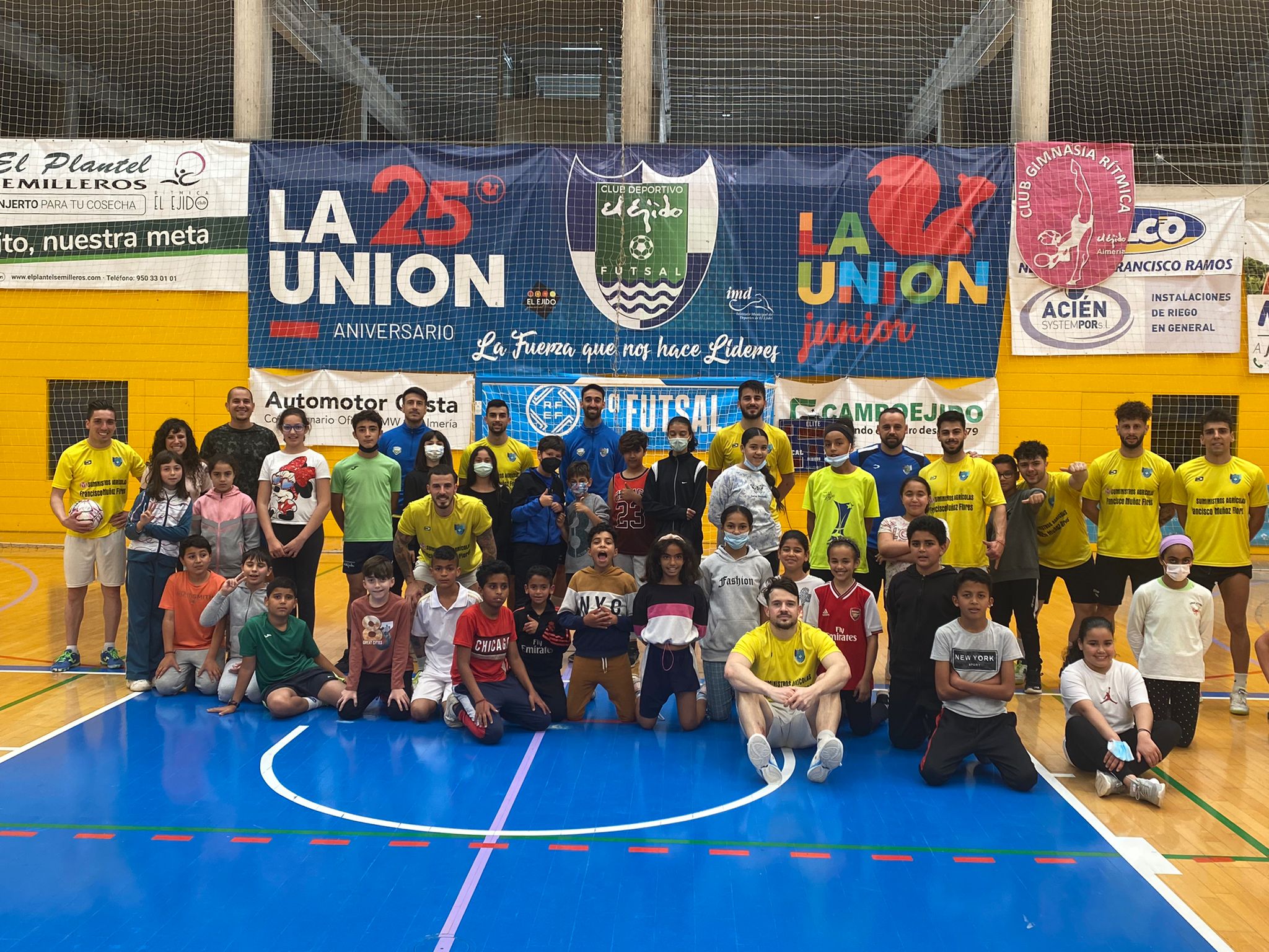Alumnos del CEIP Santa María del Águila comparten un día con Inagroup El Ejido Futsal
