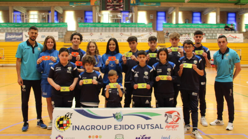 Los capitanes de Inagroup El Ejido Futsal imponen los brazaletes a los capitanes de las bases