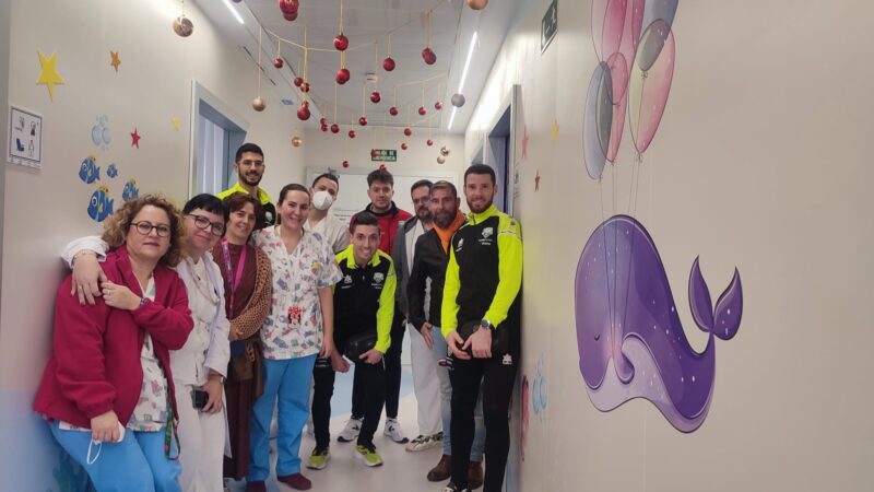 Inagroup El Ejido Futsal lleva la ilusión por la Navidad al Hospital de Poniente